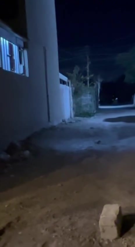 السلام عليكم
بيت 100 متر للبيع زراعي سند ٢٥

حي المهندسين فرع انشائيه ابو علي 

بناء حديث  2025

أساس رفت 

سقف كونكريت

طابوكََ جمهوري 

سيراميك مطبخ + صحيات هندي درجه اولى 

ارضيه بورسلين ايفا درجه اولى 

دكتات سبالت دفن

صحيات داخلية وخارجية

الباقي موضح بالفيديو

 السعر ٦٧  بي مجال

رقم صاحب البيت  ***********
