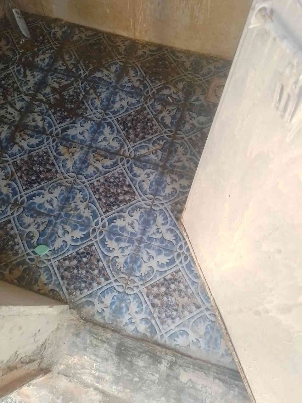 السلام عليكم بيت في حي الوحده السلاميه تجاوز ما معوض يحتوي علا غرفه ومطبخ ودوانيه وهول ومطبخ ومخزن وطارمه وكراج وحديقه خارجيه حمام توليت عكاده سراميك كاع وسكف منطقه هدواء ونضيفه   السعر 17 وبيه مجال اللاستفسار  ***********
