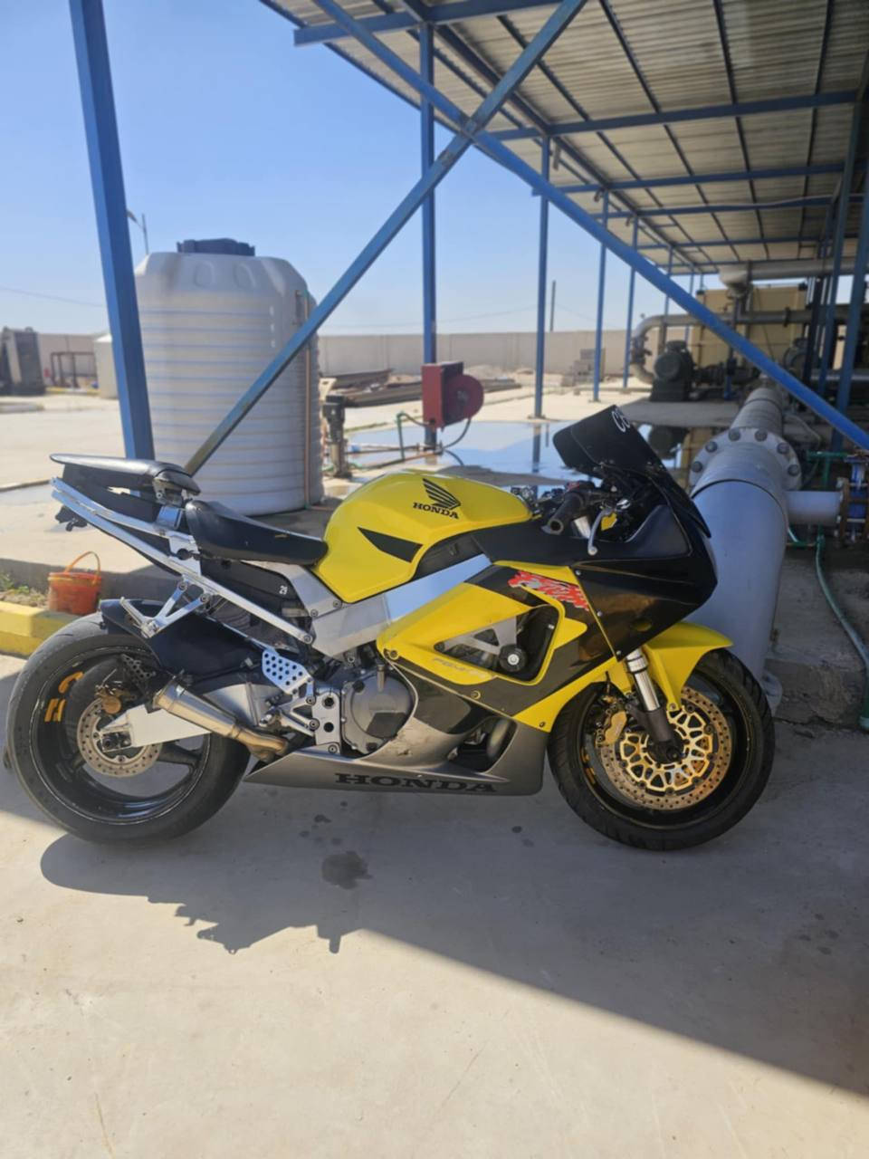 السلام عليكم CBR929 للبيع يولد من الاخر الدراجه بدون اوراق اكفلهه سرقه وعشائر ومحرك نقصهه حاليا ملف مال شحن فقط طافيه صار فتره الباقي قبل يومين مرتبه بلكات وثلاجه وبقيه الغراض المهم شكلهه مو نفس الصوره الكفرات تعبانه حيل واكو خسفه بل تانكي بسيطه تفاصيل اكثر هذا رقمي *********** واتساب بي وخاص مفتوح وسعرهه مليونين قفل مكاني سماوه, مو شراي لا تتعبني
