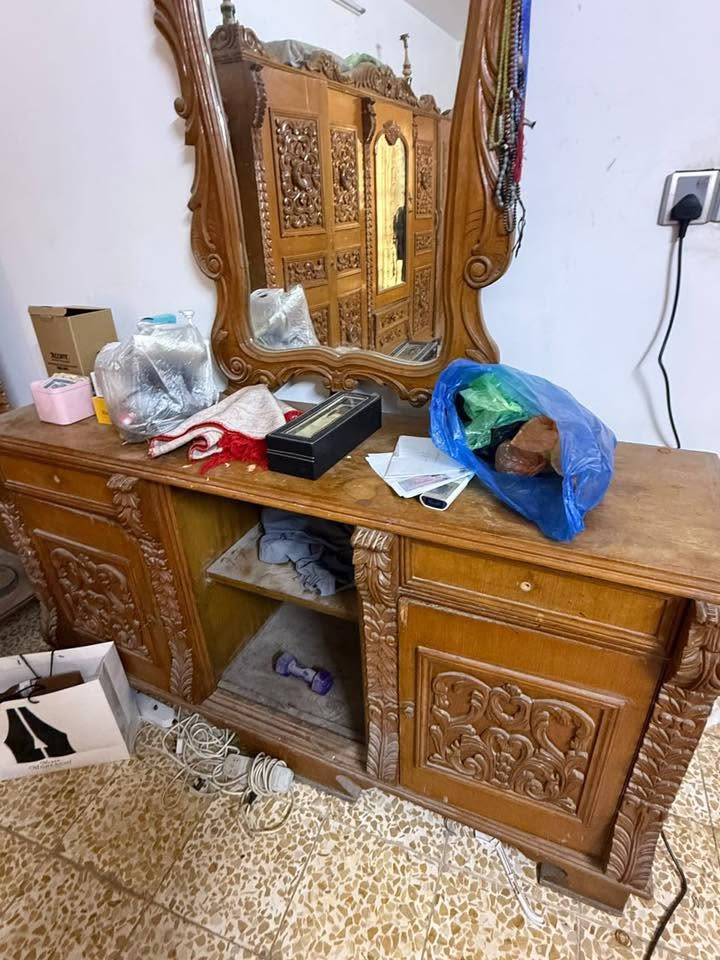 غرفة خشب تسكام درجة اولى قيم واخذا ما يرضى الله بس اليعرف قيمتة يسعرها ***********
