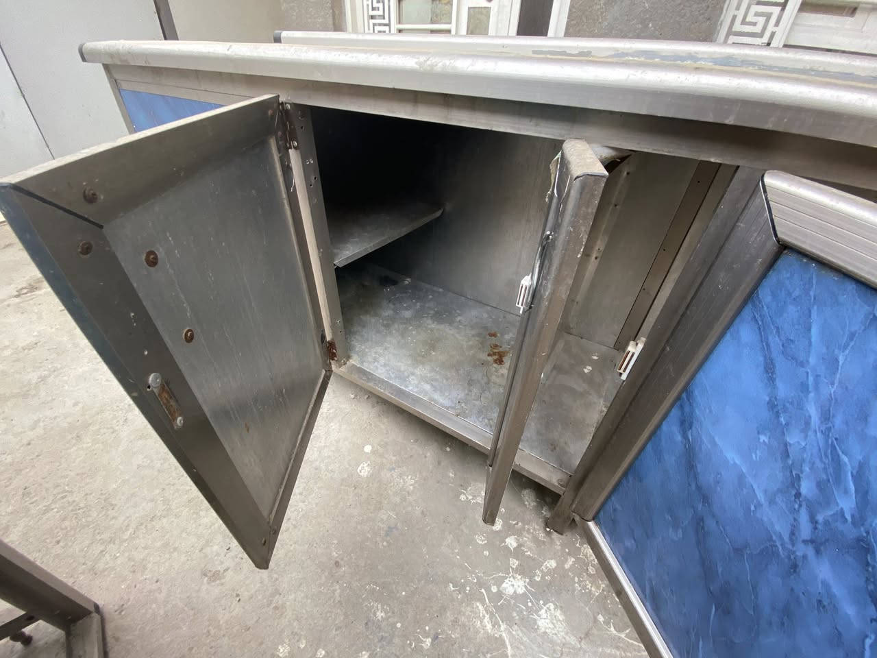 السلام عليكم  كاونتر سنك المنيوم للبيع طول 3 متر  عرض 62  هاي حالته كما موضح بالصور والفيديو + ملحق زاوية المنيوم السعر 180 الف المكان بغداد


**إذا كنت صاحب هذا الإعلان وتريد حذفه لأي سبب، رجاءا أرسل رسالة إلى الدعم الفني**