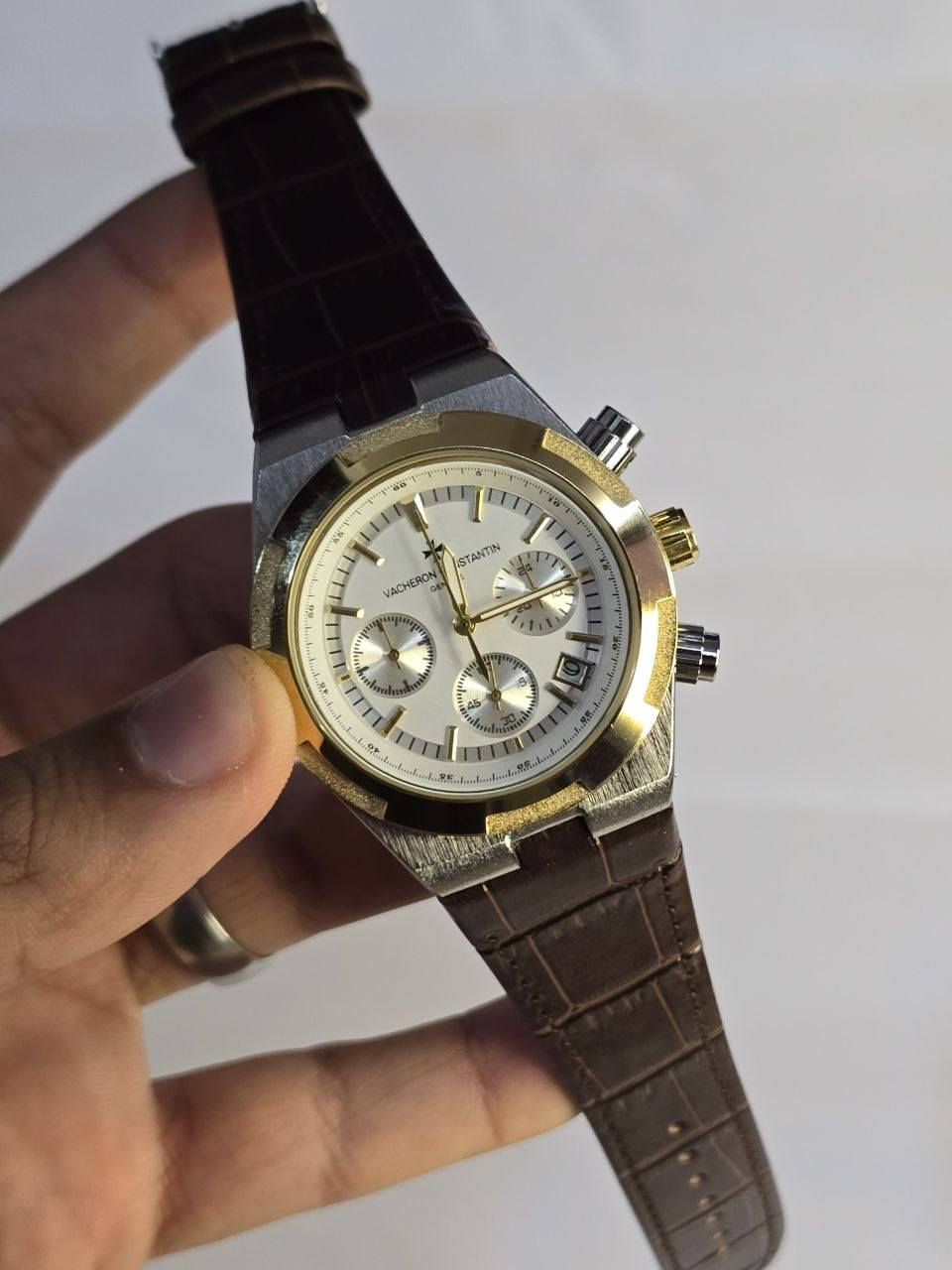 ساعة من ماركة Vacheron Constantin امزون DHL
تحفة فنية 
 مصممة لرجال الأعمال والنخبة 
مكينة كوارتز  نظام ستوبوج (جميع السناتر شغالة )
ميناء مميزة لعشاق التميز مزوده بمنفذ تاريخ
زجاج معدني ضد الخدش 
مقاومة ماء وغبار 
القطعة مختمة بالكامل 

⚠️ملاحظة متوفر قطعتين فقط 

السعر:37 الف ع اول تم 
للحجز والاستفسار يرجى مراسلة الصفحه


**إذا كنت صاحب هذا الإعلان وتريد حذفه لأي سبب، رجاءا أرسل رسالة إلى الدعم الفني**