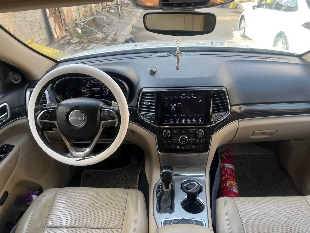 السلام عليكم 
جيب جراند شيروكي 
محرك v6 
مديل 2019 فول موصفات خليجي ليميتد معروفه موصفات الجيب 
سياره كفاله واستخدام شخصي 
ماشية 128 الف 
رقم جديد وسنويه جديده 
وحداديه وتخم تاير جدد السياره تجي وشوف بعينك احلى من الصور 
العنوان البصرة 5 ميل 
السعر 270$ 
للاستفسار 
*********** البصرة, العراق
