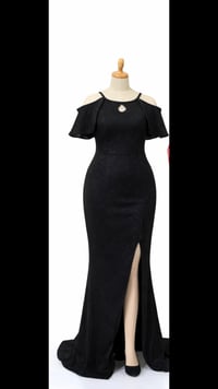 بناتت فستان بينصلل يلمع لمعع يخبل يجي عالجسم لبسته مره واحده واريد ابي...