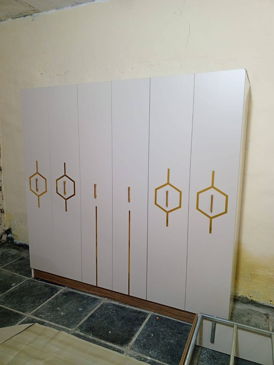 السلام عليكم غرفه تركيه ما مستخدمه بس فتحناها من الكرتونه السعر 750 وبيها مجال اتصال على هذا الرقم***********
