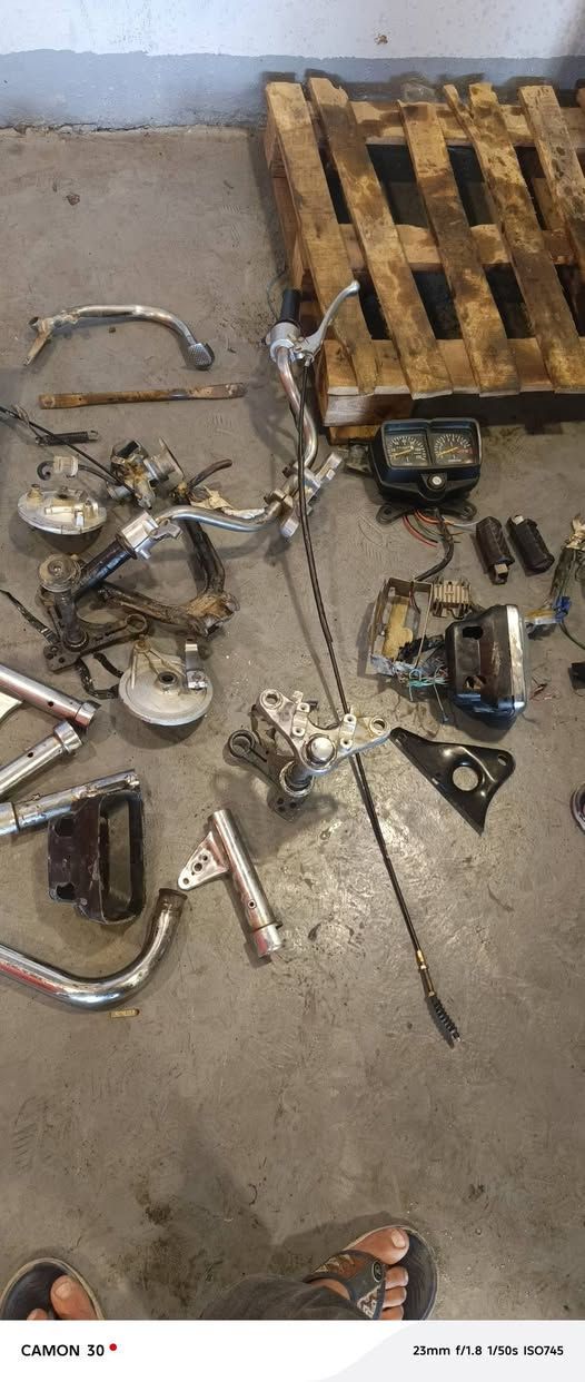 اغراض للبيع عينه ولايت ستيرن بدالات ضفيره  صالنصه  كلهن  ب50 ولمحرك ب125 
***********
