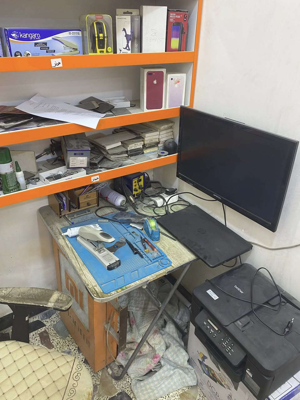 السلام عليكم محل للبيع الغراض كلهة مصورة ٦ فاترينات عاموديات و٢ تعليك انارة وجام كاملات وكل انضاف وجهاز رصيد وجهاز مال لواسق مال انور ابل وجهاز مال استنساخ وحاسبة وبلازمة ووهاي غراض بعد موقع المحل الشعب حي اور مجاور مثلجات السويقي اي استفسار اتفضل خاص او اتصل رقمي***********
