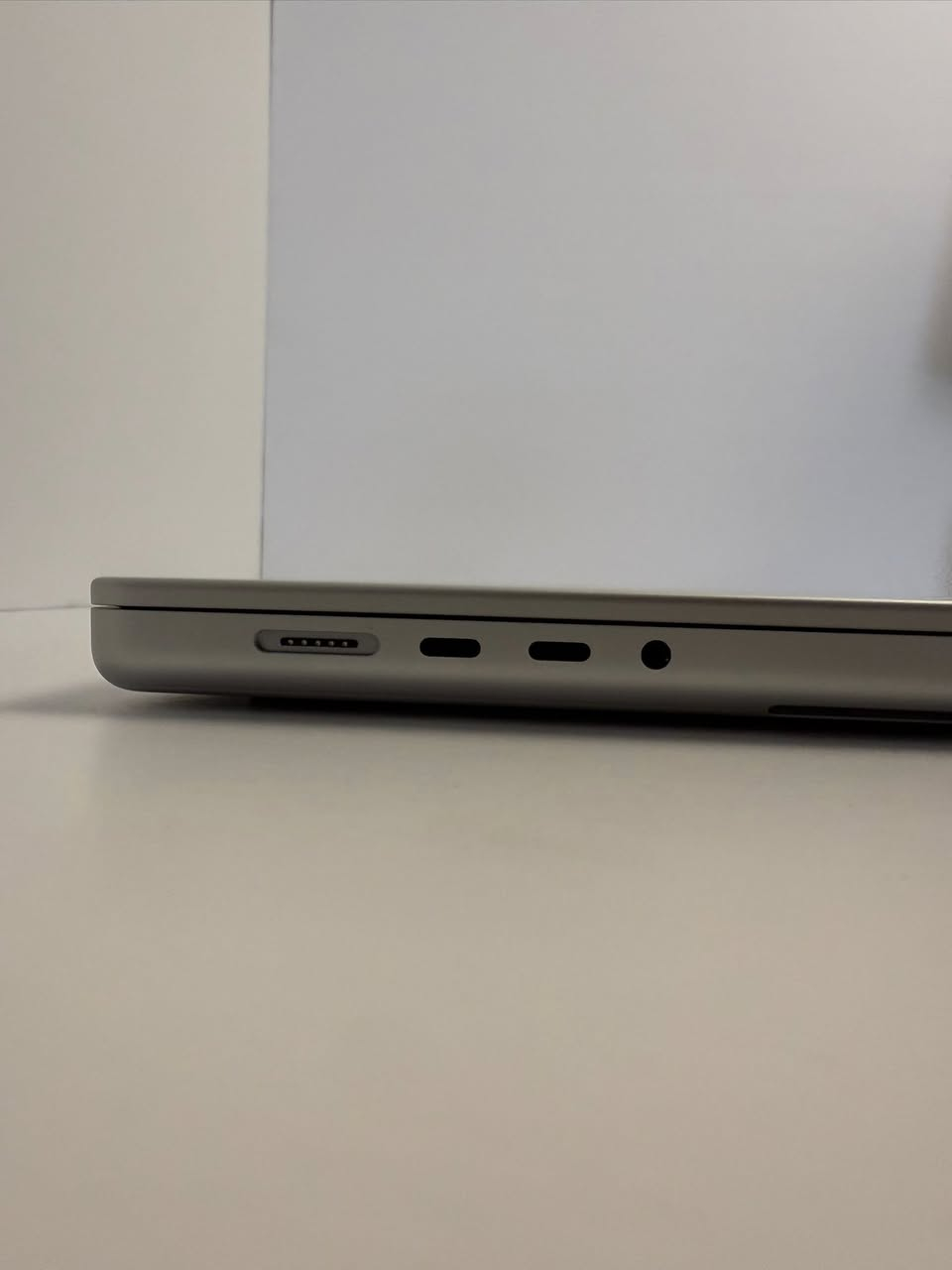 Macbook pro M2 pro
512 GB Hard
16 GB Ram
Battery 95%
Cycle 40
16,2 inch
Sliver 
الملحقات فقط شاحن نظافه 100% للتواصل 
***********
