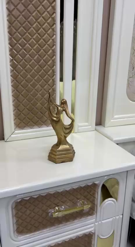 ضمن وجبه الاصباغ البويه والدرجة 
الممتازه 

غرفه طابقين ٦ابواب ملحق  صاج شغل عراقي ثكيل 

تتكون من 10 قطع

الوجه بلوك MDF ١٠ ملم

والداخل صاج طبيعي ٤ملم 

عرض الكنتور 3 امتار و30 سم

ارتفاع الكنتور 2 متر 50 سم

القواعد والسقف بلوك صاج 
      
الزاويه تكون ب ارتفاع الكنتور

عرض الزاويه متر و10 سم

الضهر جرجوبه شد براغي 

جميع النقوش CNC

السرير ٦رجلين بلايود اسود ١٨ ملم 

خدمه النقل🚛 والشد🛠️ مجانا داخل بغداد ويوجد توصيل لجميع المحافظات وبأسعار مناسبة

السعر مليون و950 ألف علما أن طابورية والشازلون هدية مع الغرفة 

الدوشك 150 الف ضمان ٥ سنوات طبي ابو العجينه


**إذا كنت صاحب هذا الإعلان وتريد حذفه لأي سبب، رجاءا أرسل رسالة إلى الدعم الفني**