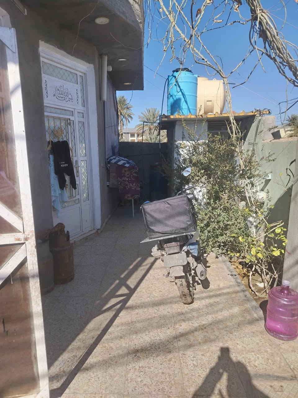 السلام عليكم من بغداد قضاء المحمودية للبيع دار سكن المساحه 250 ركن حي الصحفيين يحتوي على ثلاث غرف نوم وصاله ومطبخ واستقبال وصحيات وأيضا خلفها غرفه نوم وصاله تابعات إلى الدار للاستفسار مراجعة المكتب أنوار المصطفى للعقار والمقاولات العامه المحمودية حي العسكري شارع ٤٠ أو الاتصال على الأرقام التالية *********** واتساب ***********
