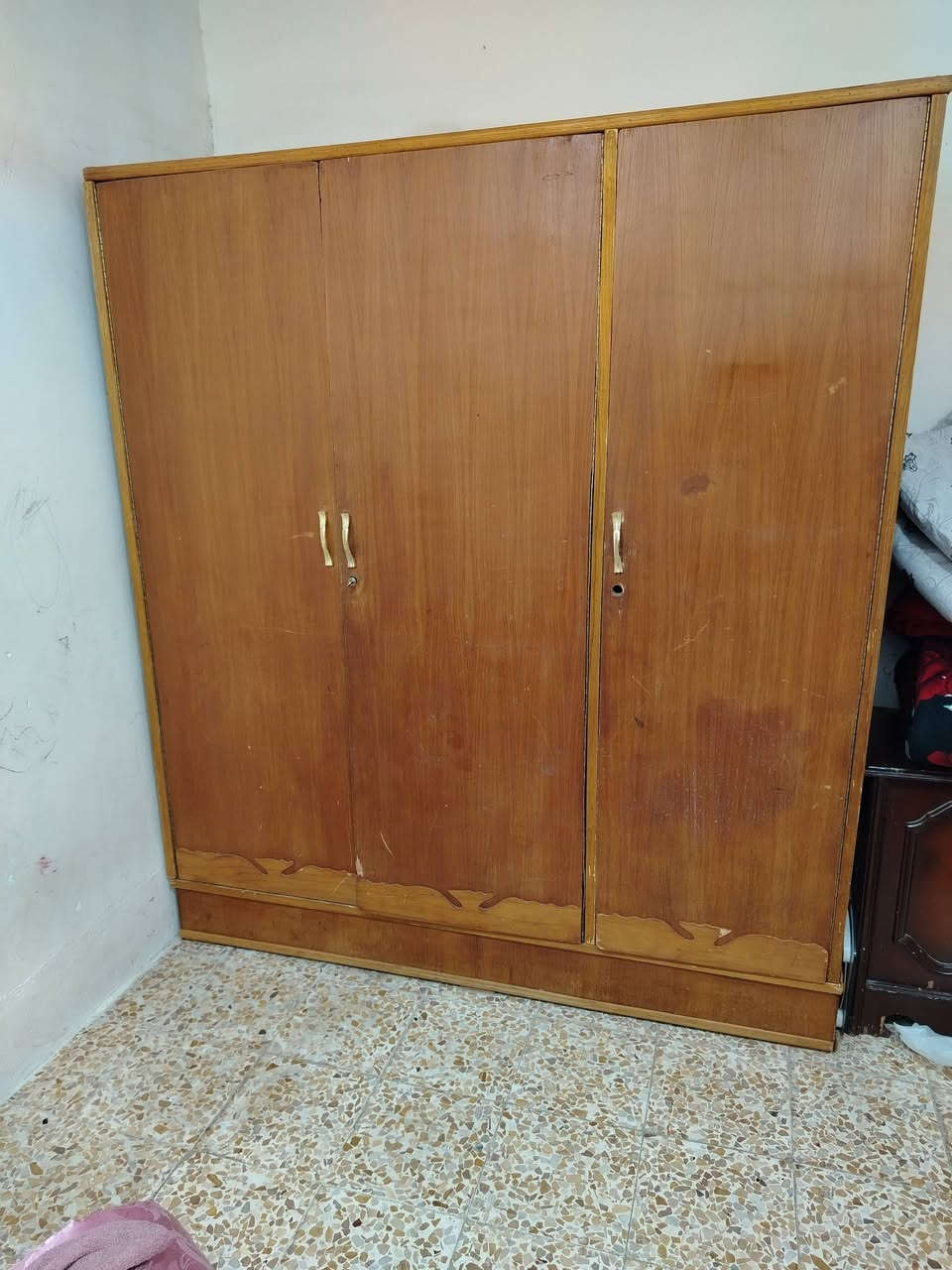 قنصور ٣ أبواب نضيف وميز تواليت اثنينهم 100 (***********
