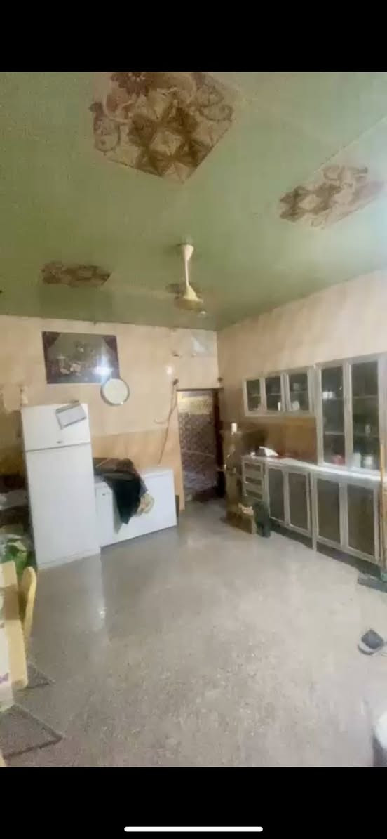 السلام عليكم بيت في الأمن الداخلي 300 متر 
مقابل اعدادية زينب
يتكون من طارمة وحديقة ومطبخ وغرفتين وديوان
والطابق الثاني غرفة كبيرة وحمامات
المنطقة غنية عن التعريف مكان ممتاز جميع الخدمات متوفرة بيه
للاستفسار ابو البيت نفسه ***********
***********
