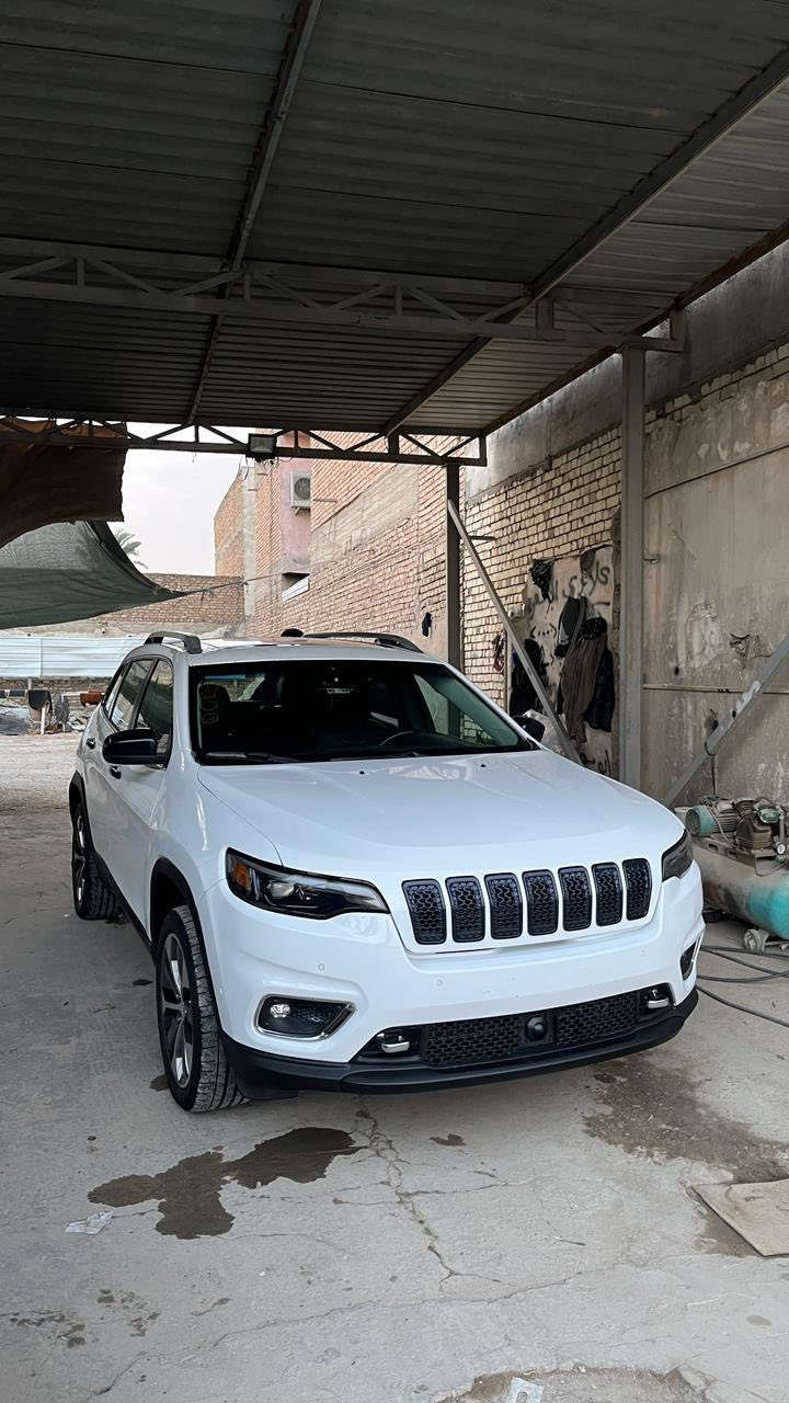 السلام عليكم للبيع جيب شيروكي بزون موديل 2019 فئة اوفر لاند اعلى فئة فول الفول مواصفات خاصة بانوراما رادارات 360 حساسات وره كدام اوتو بارك كشنات تدفئة تبريد بصمة مانع تصادم كشنات خزن ذاكرة جنطة كهرباء لايتات وره كدام لد اصلي وبعد هواي مواصفات بيهة محرك 6سلندر ماشية 140مكينة وكير وحدادية جدد وبلاديات رقم نجف دولي بسمي سنويه وهزه ورقم جدد توني جددتهن السعر 140وبيهة مجال بسيط للاستفسار ***********
