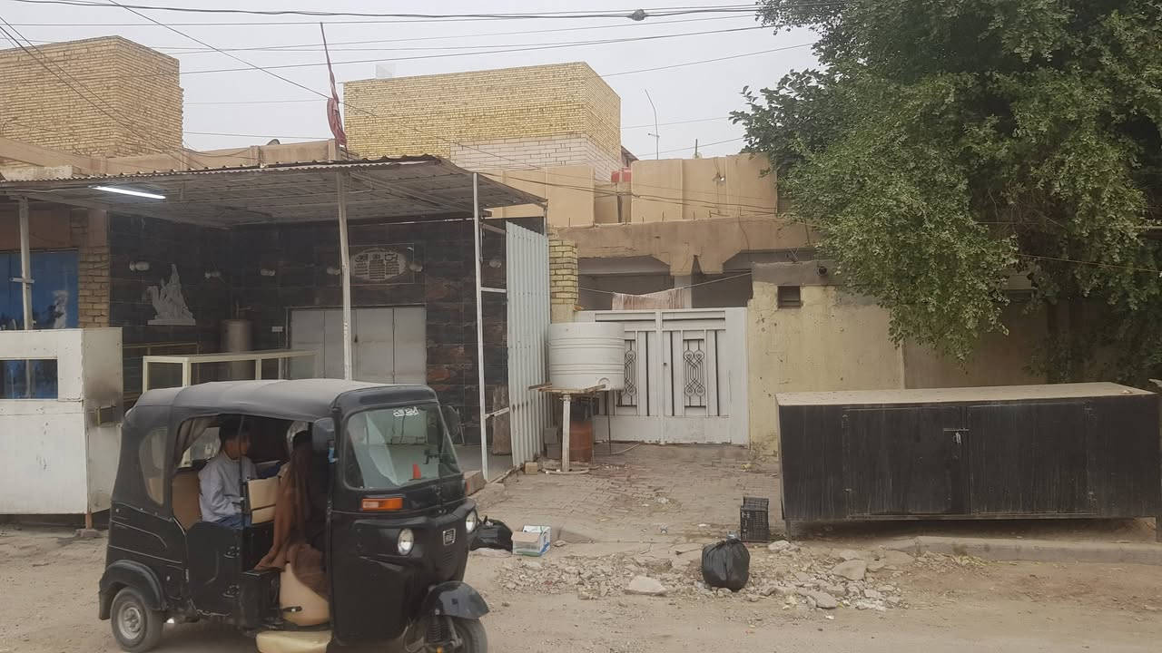 السلام عليكم 
دار للبيع مساح 200 متر على سايدين حي الحسين الجديد 
يصلح للستثمار شارع تجاري
الستفسار  اتصال على رقم
***********
