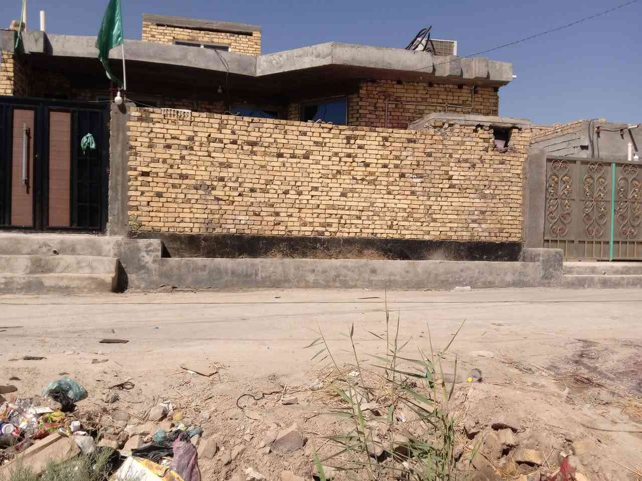 بيت للبيع بناء درجه اوله مساحه 200م طابو زراعي سند 25قرب جسر العباسيه جهة الحريه مسافة 200م عن جسر العباسيه ماء كهرباء مولده حكوميه كافة الخدمات الشراي يتصل ***********
