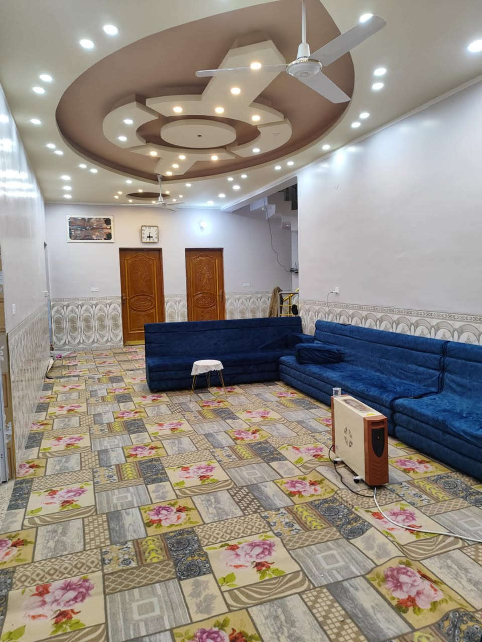 دار للبيع مساحه 400 متر طابو صرف مع محلات باب خارجيه للشقه ***********
