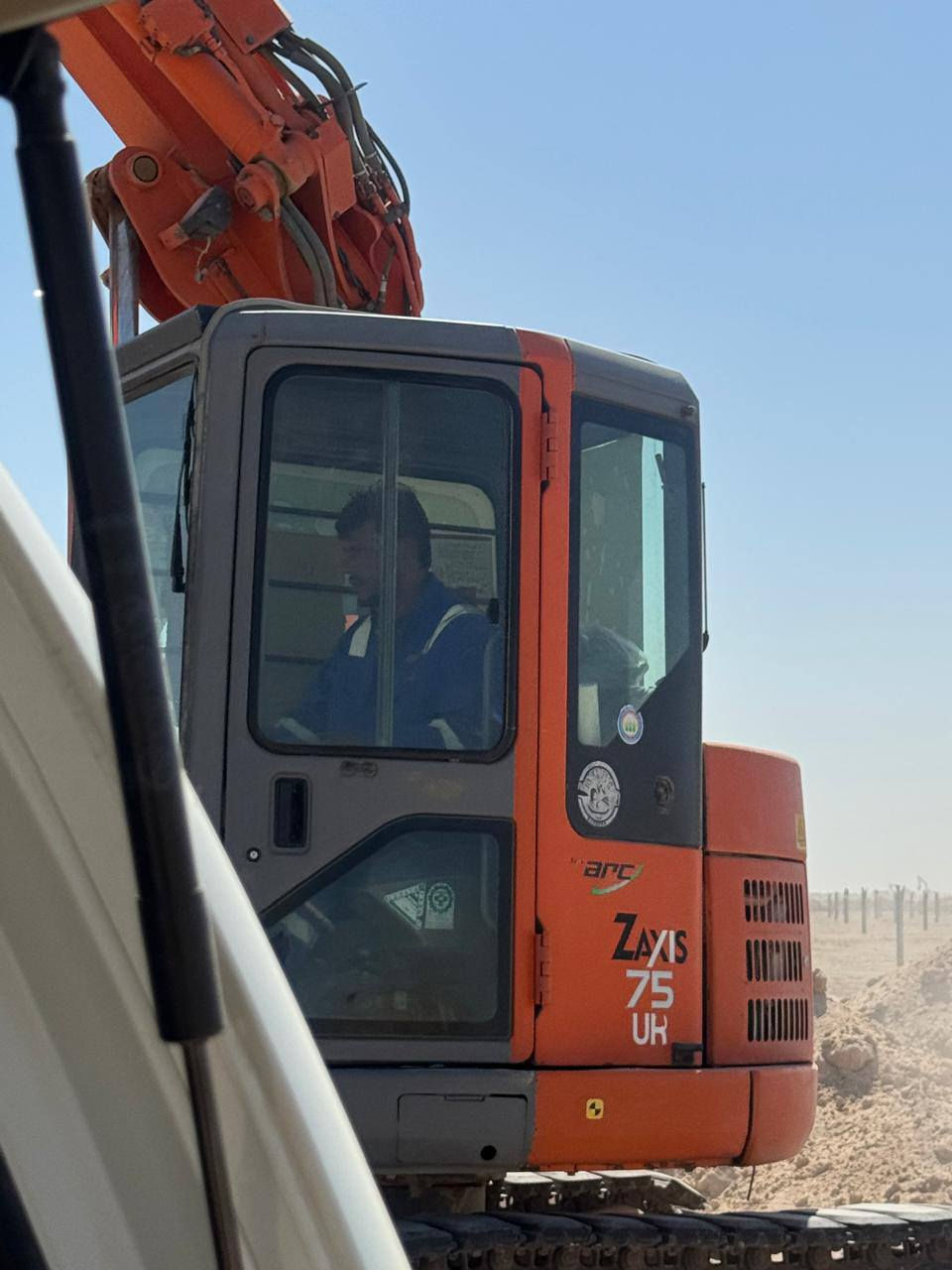 حفار ٧٥ مديل ٢٠١١ بسي بصره رقم دولي دخول جديد مشتغله شهر واحد على ايدي العنوان البصرة أبي أصخير *********** السعر ٢٧٥ ورقه
