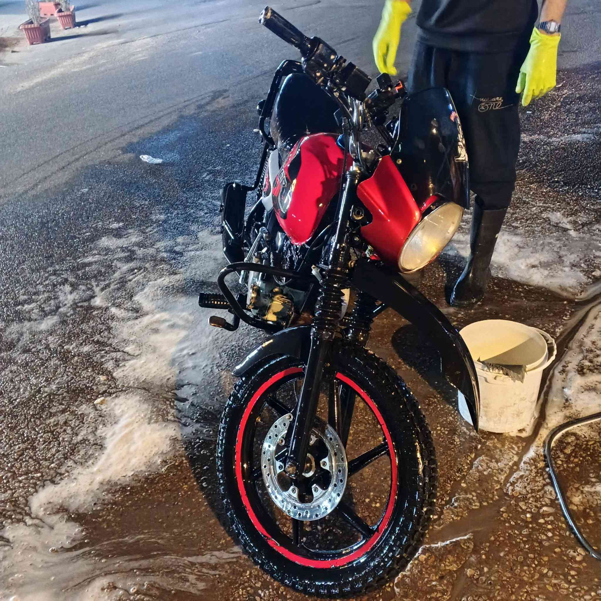 سلام عليكم دراجه بوكسر جبلي موديل ٢٢كامله دراجه 
مكانها بغداد البياع سعرها 800وبيها مجال بسيط تجي تفحص وتاخذ وتروح اورقها ماكو اني اتكفل بكلشي يعني تاخذ من باب البيت نقصها شاره يمنه وستاند تعليك 
كهربايات كلها شغاله رقم تلفون ***********
