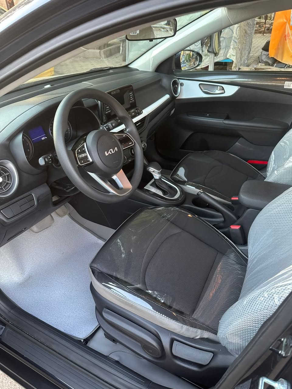 سلام عليكم.
سيراتو. للبيع.  23
رقم بغداد  تحويل ثاني يوم 
محرك   1600
 لون. حبري. او نيلي 
ماشيه ٢٤ الف حقيقي 
كفاله عامه.   
مواصفات عاديه.   
رقم. ‭٠٧٧١ ٠٢٠ ٩٧٨٦‬
157 وبيهل مجال. قليل. 
بغداد الوزيريه
