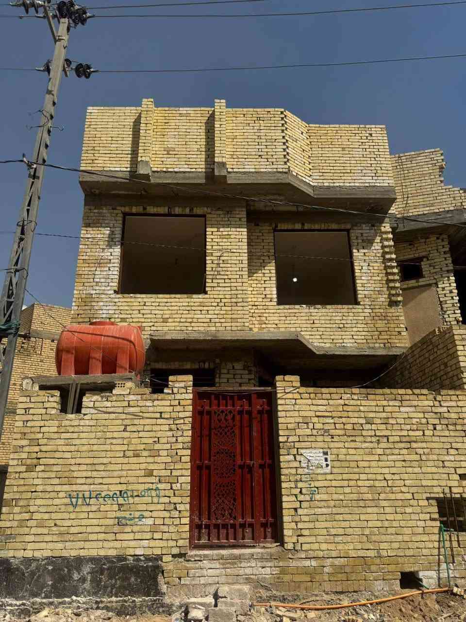 � بيت للبيع كربلاء سند ٢٥ إقرار محكمه مفوض بالطابو بيه معامله
📐 المساحة: 120 متر

🏠 طابقين 

✨ بناء حديث درجة أولى مع نقص تشطيبات

🔹 الطابق الأول:

* صحيات داخلية وخارجية

* مطبخ داخلي

* مطبخ خلفي

* غرفة نوم

* استقبال

* صالة

* منور داخلي

🔹 الطابق الثاني:

* 3 غرف نوم

* صالة

* صحيات

🔹 الطابق الثالث:

* بيتونة كبيرة تصلح غرفة نوم أو مخزن

📍 الموقع: بين جسر باب طويرج وقنطرة السلام يبعد عن باب طويرج ٥ دقائق وعن الإمام قرب حسينية غريب طوس 

عمود 31، يبعد خمس دقائق مشياً عن الإمام.

خلف مدينة ألعاب سندباد.

موقع ممتاز ومنطقة هادئة جداً.

📞 للاستفسار والمعاينة يرجى التواصل على الخاص أو الاتصال ‏‪***********
