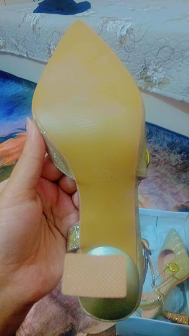 مرحبا بنات وصيت هذا من الفيس وطلع صغير مايقبلون يرجعو اخذته ب٣٠ اريده ب٢٠ قياس ٣٧ 
مكاني محاويل واكدر اوصله للحله يم خالتي الي تريده


**إذا كنت صاحب هذا الإعلان وتريد حذفه لأي سبب، رجاءا أرسل رسالة إلى الدعم الفني**