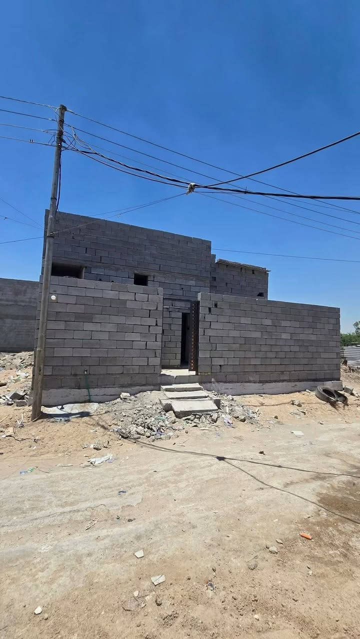 بيت وقف سني بسجل ويتحول المساح البيت ١٠٠متر يحتوي على قرفتين وصاله ومطبخ ستقبال وحمام ومدخل حمام خرجي كهربائيّ ماء السعر ٣٥مليون وبي مجال فارغ سكن تصال ***********
