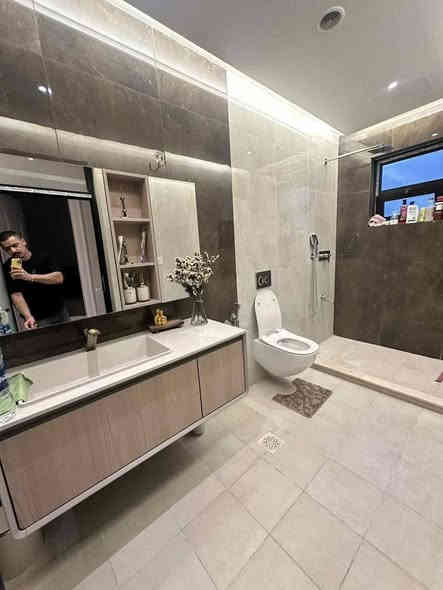 للبيع_في_السيدية
140م_خلف_جامع_الاقصئ 
دار سكني مودرن فول درجة اولى مرمر اعلى المواصفات

مربع الضباط الأقصى 
بناء 2024

الـمـسـاحـة  140  مـتـر   
الواجهة 7م   نزال 20م 

متكون من 3 طوابق ( 4 غرف نوم وصالة وهول ومطبخ وخدمات 3 ولوندري وبيتونة  وحديقة داخلية )
للتواصل ***********
