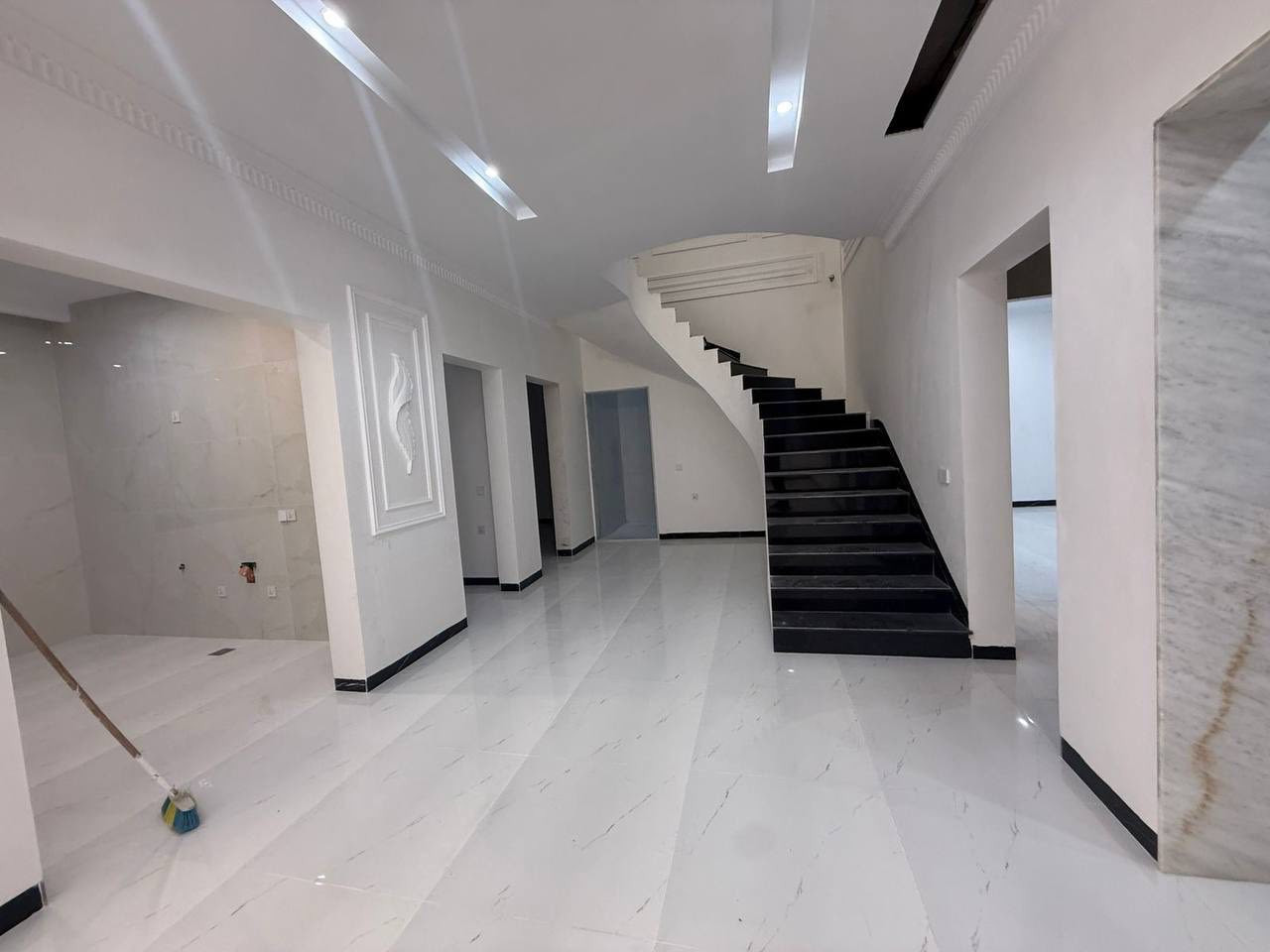 منزل فول مواصفات للبيع في أربيل منطقة أربيل جديدة 300م ركن ع شارع 20م قرب شارع كوية 
يتكون:-
5غرف
أستقبال
صالة
مطبخ
مجموعة صحيات 
للاستفسار:-
***********
***********
***********
**********************
في حال لم يتوافق العقار مع رغبتكم او لم يكن بقدر امكانيتكم زوروا موقعنا على تلكرام للتصفح على اكثر عدد من العقارات المتوفرة•https://t.me/miran_48
