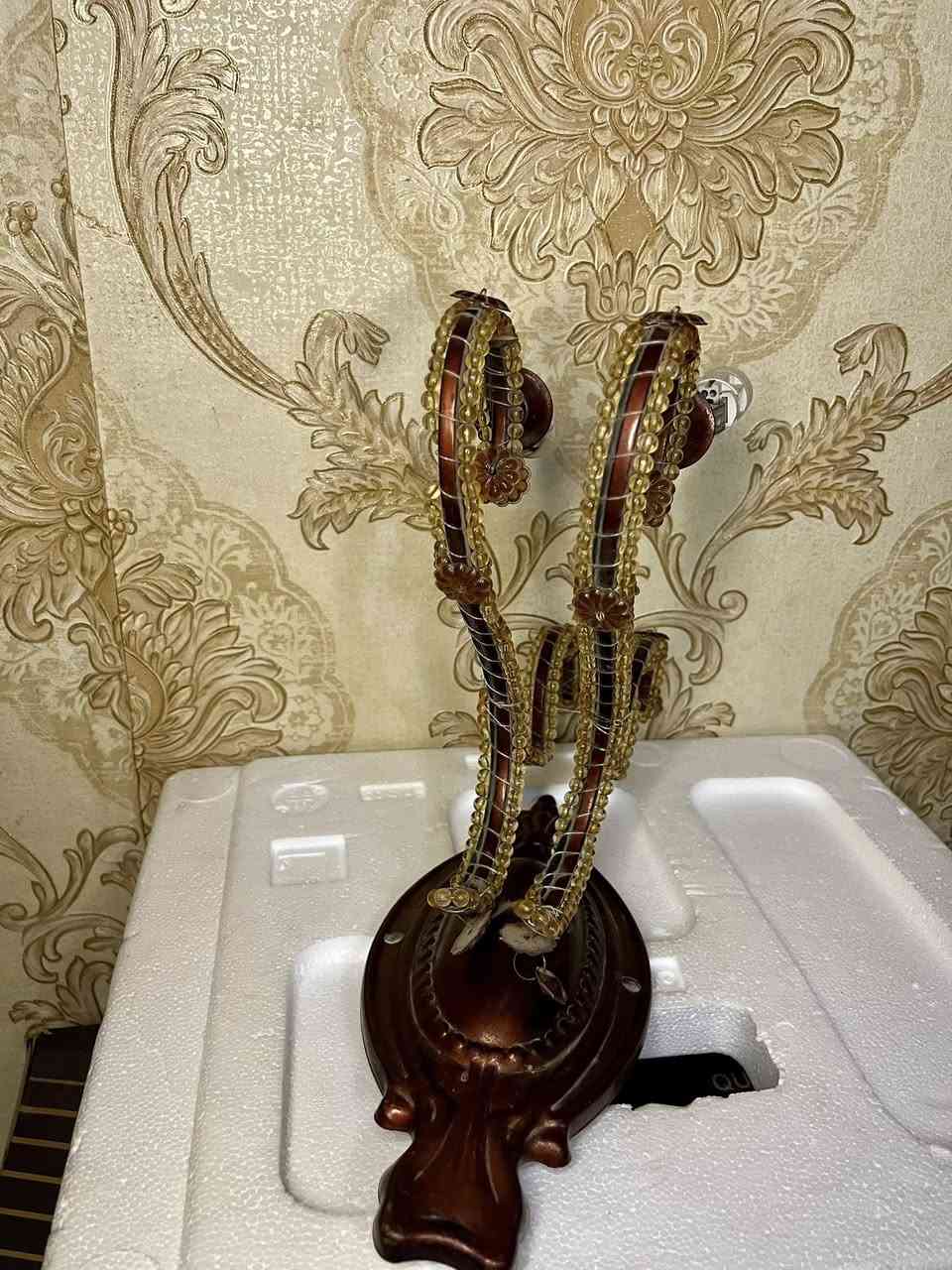 هو "أبليك جداري" (Wall Sconce) ثنائي المصباح، وهو من الطراز الكلاسيكي القديم (أنتيك) المزين بالخرز أو "اللؤلؤ الصناعي".

***********
