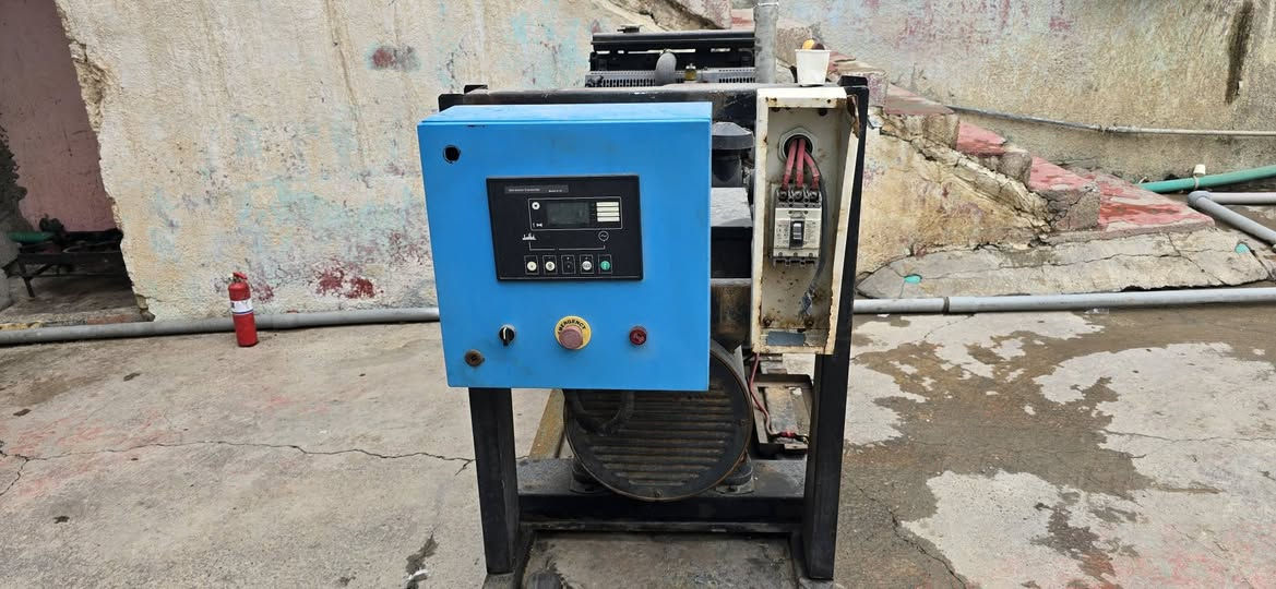 السلام عليكم 
للبيع مولد 45 kv محرك بيركنز 3 بستم سوبر السعر 30 ورقة شغال اوتو كامل مابي اي نقص .
***********
