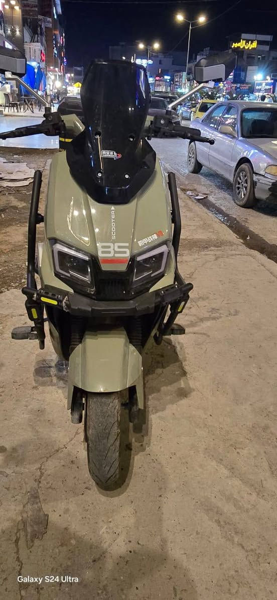 سلام عليكم دراجه شحن لبيع دراجه جديده صارلها شهرين من أخذتها من شغل لبيت ماطلع بيها الشحنة الواحدة تمشيك  سبعين كيلو سويجين بصمتين سعر 900 وبيها مجال لتواصل رقمي *********** وخاص هم متواجد المكان ديالى بعقوبة
