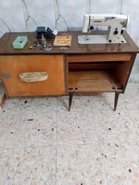 بولوني بولندا • ماكنة خياطة • نضيفه