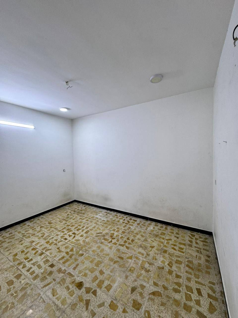 سلام عليكم
بيت مساحه 100متر معزول فوك على الجوه 
مكان البيت الدوره خلف المستشفى الدوره 
يم جامع مالك الملك حالين البيت ماجرين بي والايجار مليون
مكلف بلنشر الاتصال ع الرقم ***********
