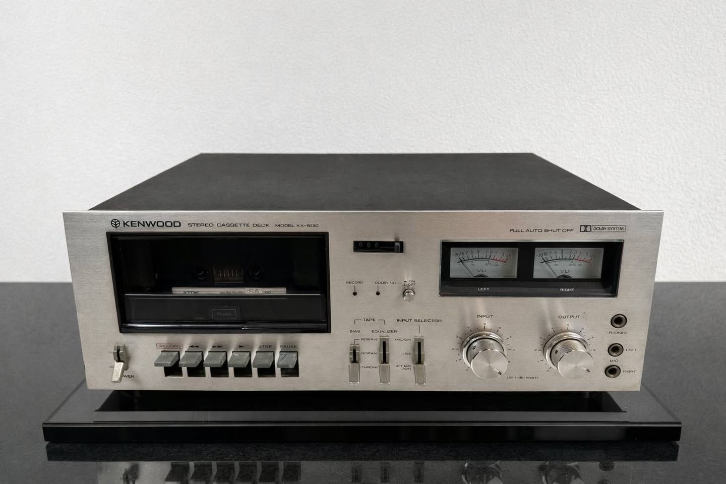 Kenwood KX-530
السعر 150 الف نهائي.. 
يخدم اهل التسجيلات اكثر شي 
تم تصنيعه بين عامي 1977 و 1979.
يتميز بتصميم قوي ولوحة أمامية كلاسيكية باللون الفضي.
نظام المسارات: 4 مسارات، ستيريو بقناتين.
السرعة: 4.76 سم/ثانية.
يدعم تقليل الضوضاء Dolby NR من النوع B.
للحجز ***********
