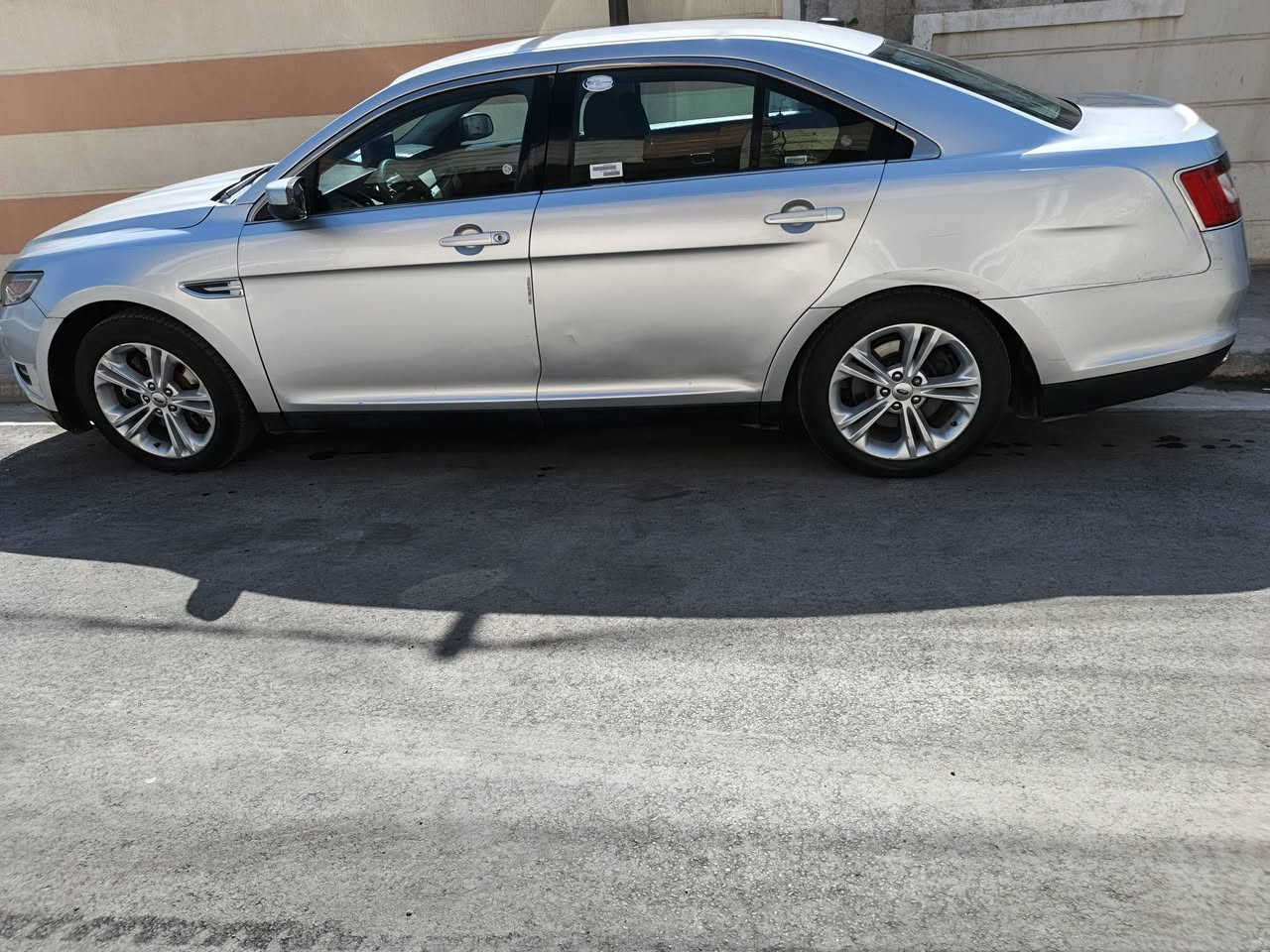 السلام عليكم
فورد تورس موديل ٢٠١١ للبيع
٤قطع صبغ بدون دواخل
السيارة جاهزة مكينة كير تخم تاير صدر امامي خلفي جديد
تبريد جاهزة بأسمي سنوية وهزة  السعر ٧٥ وبيها مجال *********** مكاني بغداد
