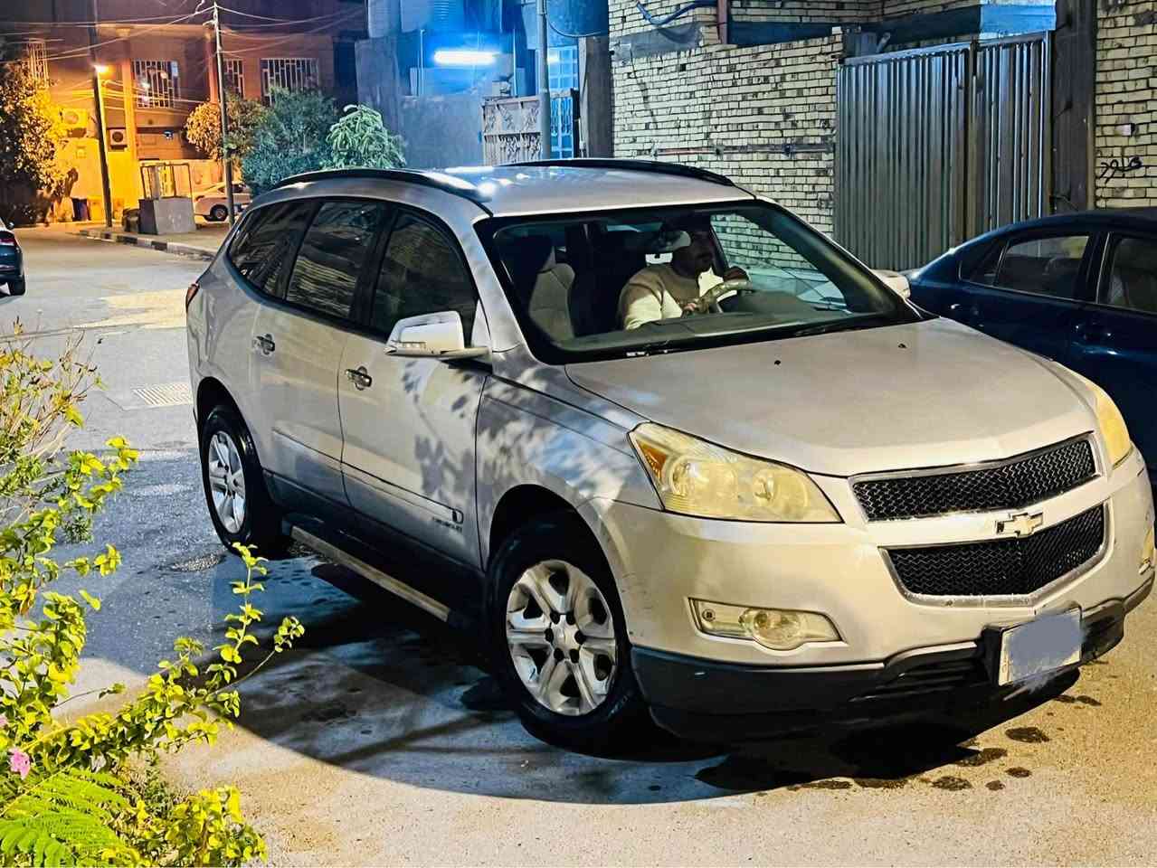 سيارة شفرليت ترافرس للبيع موديل 2010 
محرك 3600 
اوتوماتيك
تبريد شغال 
شاشة كبيره اندرويد 
سماعات جديده  
سيارة عائليه
تخم تاير جديد  
البدي بيه جراد باب خلف السايق 
وبيه دحكات بسيطه
سيارة عطلانه صار فترة  
ابيع اصوليات فقط سيارة ما تشتغل 
اكفل غرامات وتحويل فقط
كوم حديد ابيع 
السعر 67 ورقة بيه مجال حك الجيه قليل 
المكان البصرة القبلة حي المهندسين
التواصل على الرقم 
*********** الزبير, البصرة
