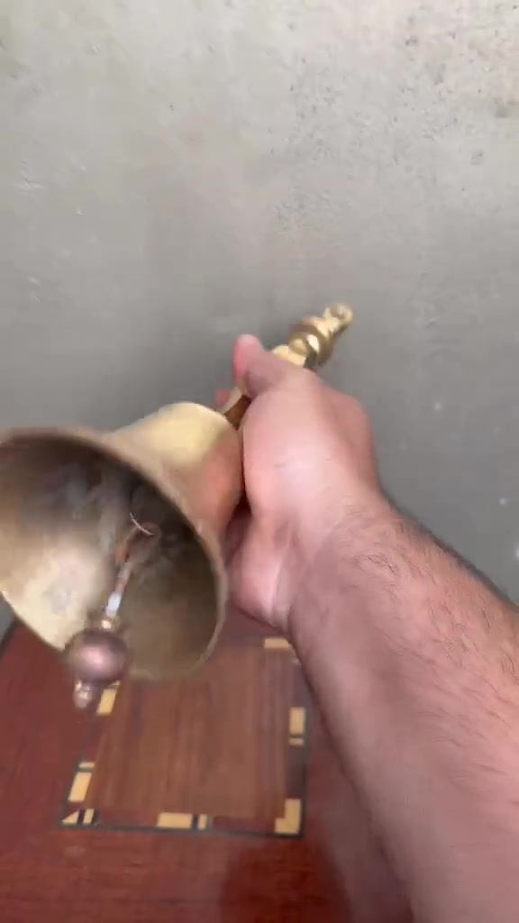 جرس نحاس قديم ثقيل جداً طول 30 سم *********** بغداد يوجد توصيل
