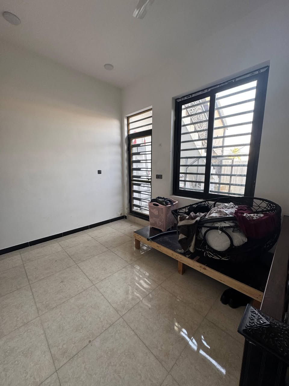 دار للبيع مساحة 90 متر الحرية الثالثة خلف مصور الشاشة بيت مكون من 3 طوابق بناء 2023المدخل طرمة مدخلين استقبال ومطبخ و هول وغرفة منام كبيرة وحمام و منور والطابق الثاني غرفتان وحمام الغرفة الأمامية كبيرة وتحتوي على بلكونة الطابق الثالث غرفة نفس حجم الغرفتين الجوة وحمام وحولي و سطحين سطح ناصي و درج وسطح عالي
***********
