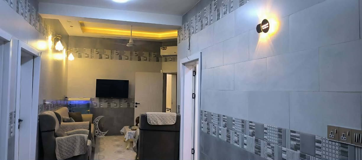 قطعة للبيع بمساحة 350 متر سند 25 اقرار محكمه تحتوي على بيت مساحته 150 متر غرفتين و استقبال وصاله ومطبخ وصحيات مع سبالت عدد 4 مع طخم قنفات مع كاونتر العنوان كربلاء الحسينية شارع الحافظ قريب على مشاتل العتبة خدمات كامله السعر 160 قابل للتفاوض للأستفسار *********** ***********
