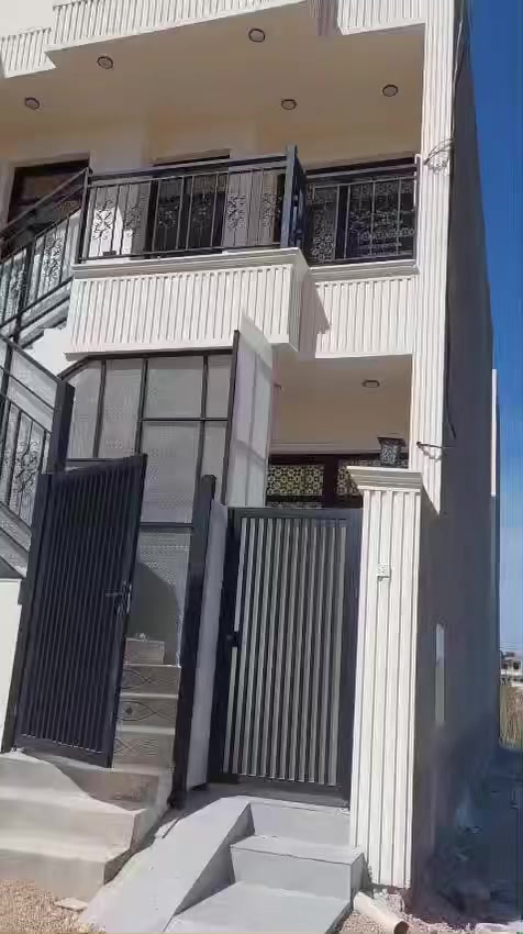 للإيجار بيتين معزولات تماماً  الفوك عن الجوة. البيت الجوة بي غرفتين وصالة واستقبال وصحيات ومنور والفوك نفس الشي   العنوان خلف جامع عائشة الجديد اليم الموضفين للاستفسار اتصل ***********
