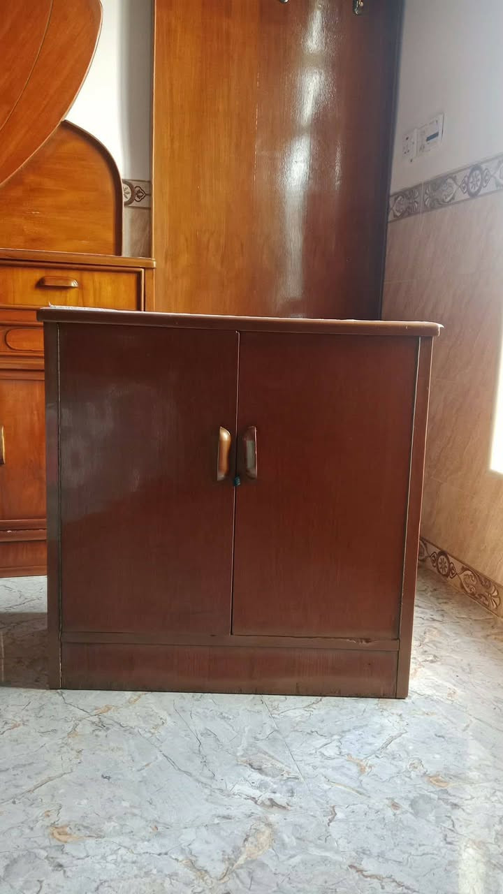 غرفه اخشاب نظيف جدآ شوفة عيونكم كمله ما عدا كنتور البو 5 بيبان 
يعني فقط موجود بل صوره لل بيع دوشك جربايه ايضآ للبيع سعر 250 وبيه مجال بسيط مكانه بل كفل 
للتصال واستفسار  ***********
