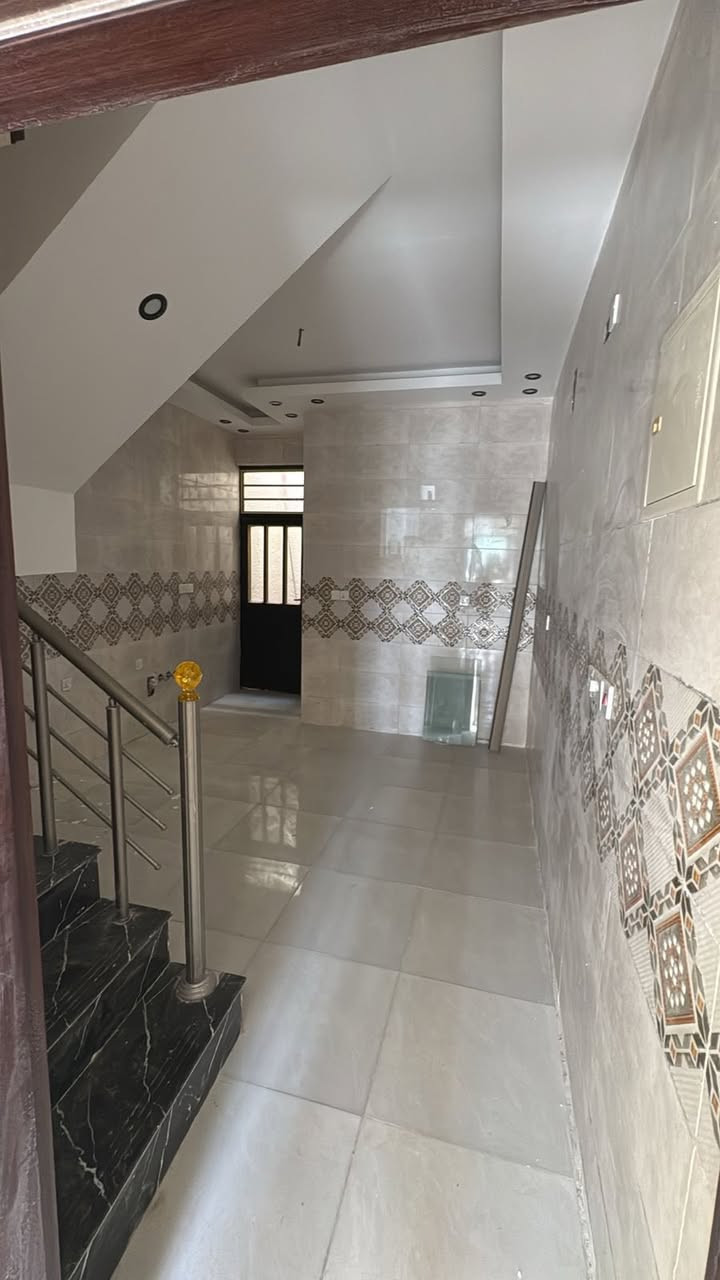 ٥٠ متر للبيع زيرو
بيت بناء جديد 
يحتوي على ٣ غرف نوم 
طابق الاول : صاله ومطبخ وصحيات
طابق الثاني : يحتوي على غرفتين نوم سويت  اثنينهن
الطابق الثالث : يحتوي على غرفة نوم كذلك سويت
موقع بال ٤٠٠ شارع افران الزيتون 
للاستفسار التواصل على الرقم
***********
