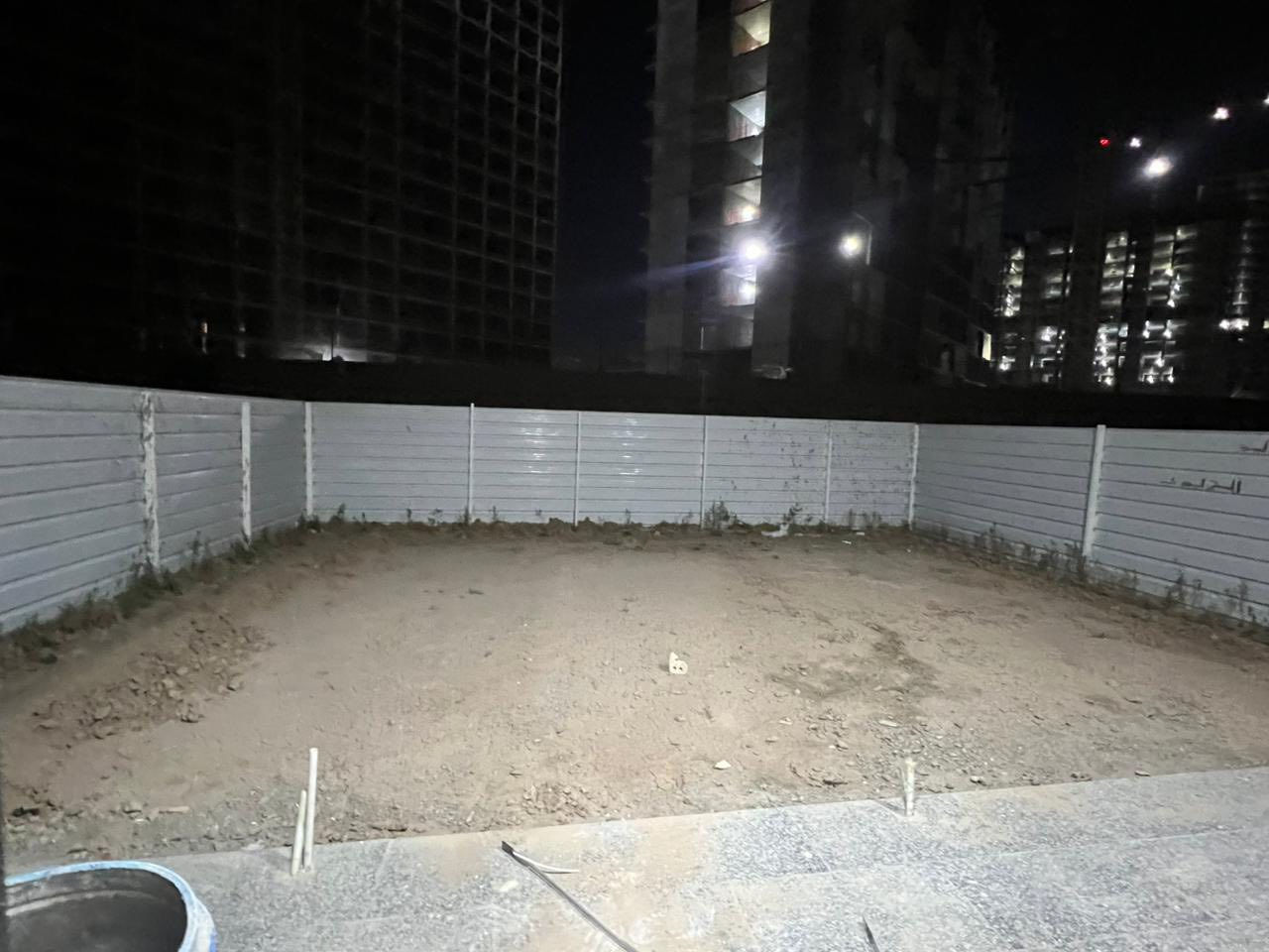 للبيع عمارة حديثة في مجمع الضباط السكني – قرب مطار بغداد الدولي وخلف جامعة المشرق

📍 الموقع: مجمع الضباط السكني – قرب مطار بغداد – خلف جامعة المشرق
📏 مساحة العقار: 150 متر
📐 الواجهة: 10.76 متر
📏 النزال: 14 متر

🔹 العمارة تتكون من شقتين مستقلتين:

* شقة أرضية
* شقة بالطابق الأول

🔹 كل شقة تحتوي على:

* غرفتين سويت
* حمام
* مطبخ
* استقبال مريح ومرتب

🌿 الشقة الأرضية تحتوي على حديقة خلفية خاصة تضيف خصوصية وراحة جميلة.

🏗️ الطابق الثالث:

* مجهز بالكامل للبناء مستقبلاً
* كافة خدمات الكهرباء والماء جاهزة
* إمكانية بناء شقة ثالثة بسهولة حسب رغبة المشتري

✅ موقع مميز وهادئ
✅ مناسب للسكن أو الاستثمار
✅ تصميم عملي وحديث

📞 زين: ***********
📲 آسيا/واتساب: ***********

📩 للاستفسار والتفاصيل أكثر التواصل مباشرة.
