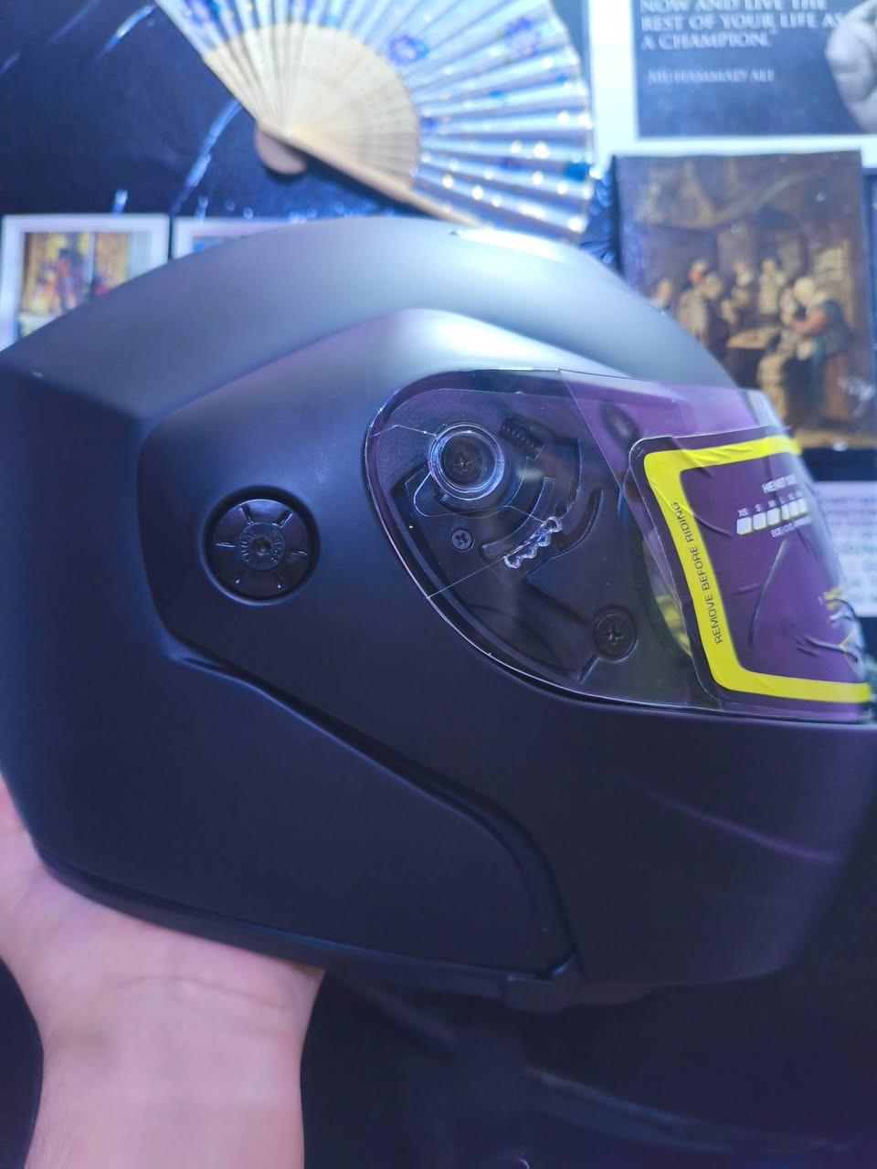 🪖🔥 خوذة CROWN RACING فل فيس
🔹 اللون: أسود مطفي (Matt Black)
🔹 القياس: L (لارج) 
🔹 Full Face تغطي الوجه كامل
✅ Anti-Scratch Visor (زجاج مضاد للخدش)
✅ Wide Vision + Panoramic View (رؤية واسعة وواضحة)
✅ Rapidfire System (تبديل زجاج سريع بدون أدوات)
✅ ECE / DOT Approved (مطابقة لمعايير السلامة)
✅ نظام تهوية متكامل
✅ Asian Fit مريحة على الوجه
الحالة: (جديدة غير مستخدمة)
السعر: (35)
التوصيل :(5)


**إذا كنت صاحب هذا الإعلان وتريد حذفه لأي سبب، رجاءا أرسل رسالة إلى الدعم الفني**