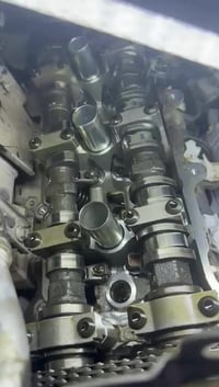 محرك سيارة • ماشي ١٠٠كم • زيت بيل