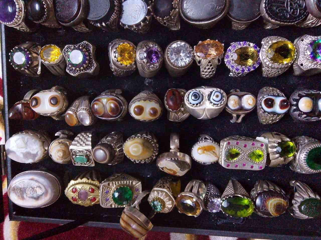 السلام عليكم خواتم العدد100 خاتم الوزن كيلو ونص فضة عيار 925 قياسات مختلفة انواع مختلفة وتشمل زمرد وعقيق وزبرجد وموزنيت وسليماني وداودي وعقيق يماني وعباس اباد ونيشابوري وتفاحي واشكال مختلفة السعر بدون عملة 6ملايين العنوان بغداد البنوك ***********
