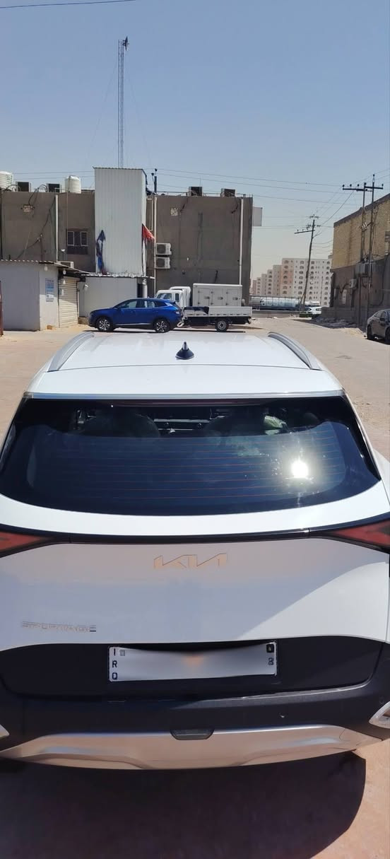 السلام عليكم (بيع مستعجل)كيا سبورتج خليجي موديل ٢٠٢٣ماشية ٥٨  ألف بيها كرت بكد شبر بالهلال وطخة باب الخلف السائق مثل ماموضح بالصورة يجي بارد مواصفات تحكم ستيرن كشنات عادي مري شفط حساس أمامي خلفي كامرة دوارة مانع أنزلاق مواصفات العادي  المعروفة الشراي يتصل وبالخدمة(***********)
