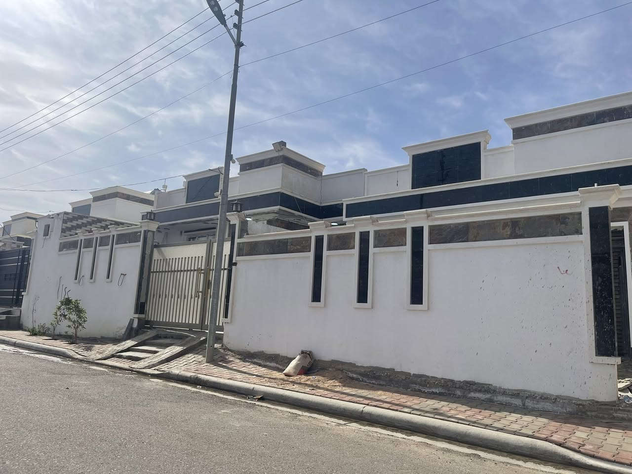 بيت ب٢٥مقدمه مجمع اليرموك مساحه ٢٠٠طابق واحد  نقص بس سيراميك شهر ويكمل تستلم مفتاح اكو شارع ١٥وشارع ١٠
التسديد عن طريق المصرف ٦٥٠ كل شهر السعر الكلي ١٥٠
مكتب كريم العبيدي 
***********
