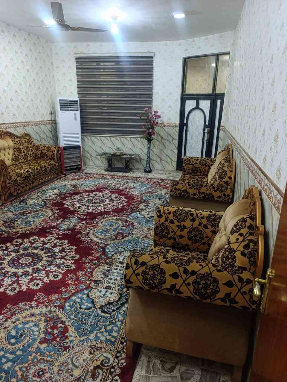 السلام عليكم
دار للبيع في حي الجامعه 
قرب مجمع الرواد 
مساحه 250 م 
يحتوي على غرفتين نوم 
هول كبير  و ستقبال ومطبخ ومجموعه صحيه داخل وخارج 
والطابق الثاني 
هول وصحيات مسكوفه والباقي بعده للنص 
يعتبر طابق ونص 
 للاستفسار اكثر 

***********
