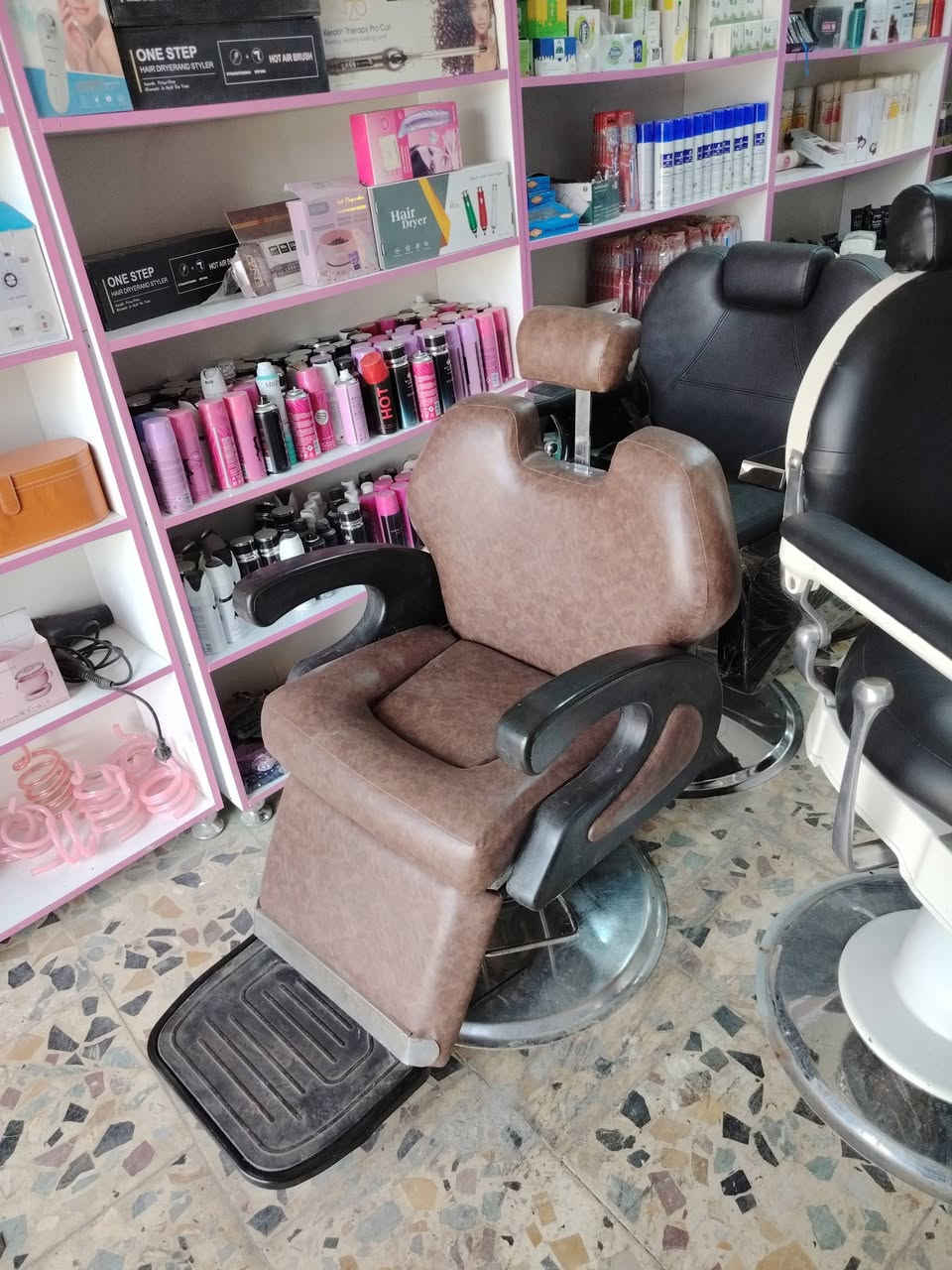 كراسي حلاقه ومغاسل شعر موديلات مختلفه كلهن مستعمل نظيفات جدا وشغالات ومظبوطات ميه بالميه كربلاء حي العامل شارع المستوصف قرب صيدلية الساقي للحجز والاستفسار مراسلة الصفحة الرئيسية أو وتساب ***********
